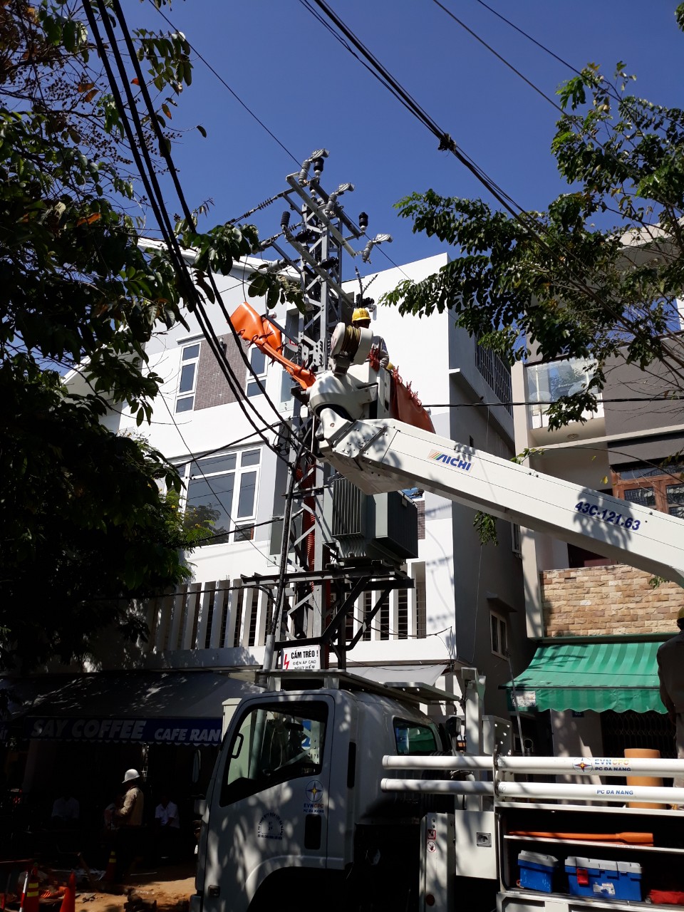 Đấu nối hotline vào lưới điện lực tại Tòa nhà Viettel Xô Viết Nghệ Tĩnh Đấu nối hotline vào lưới điện lực tại Tòa nhà Viettel Xô Viết Nghệ Tĩnh